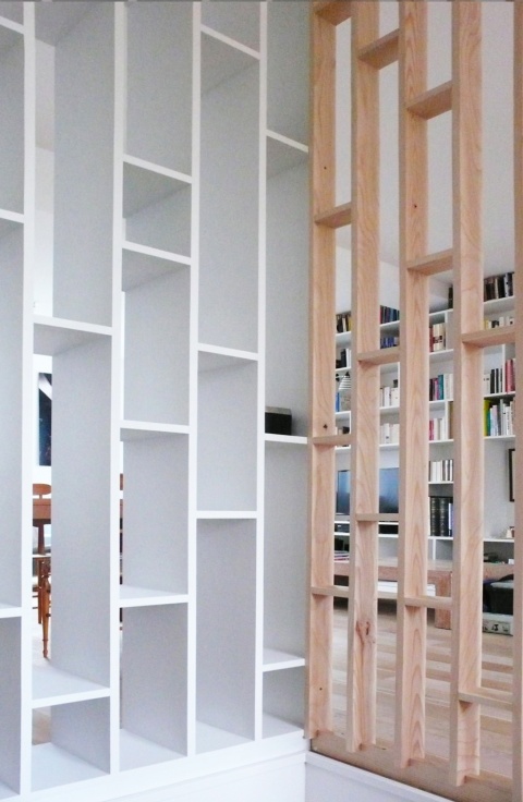 claustra cage d'escalier en bois brut et medium peint